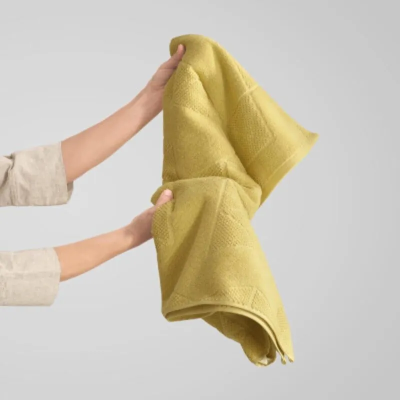 Soft yellow cotton bath towel with high absorption and luxury feelمنشفة استحمام قطنية صفراء ناعمة بامتصاص عالي وملمس فاخر